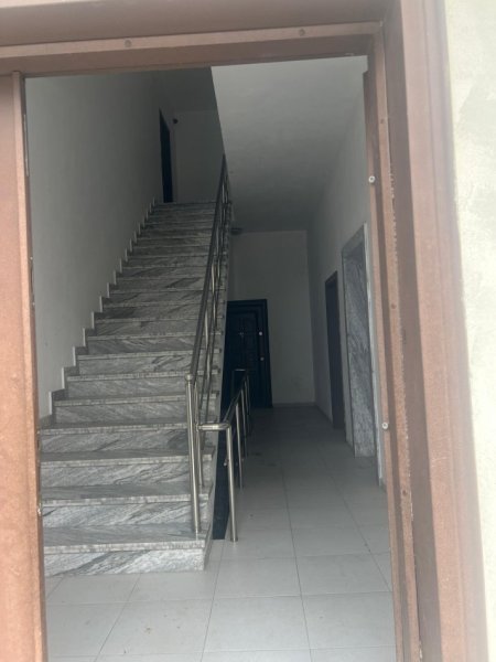 Tirane, shitet ambjent biznesi Kati 1, 300 m² 235.000 € (Rr. Teki Selenica pranë Tufinës)