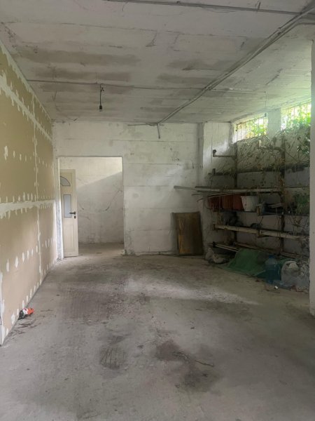 Tirane, shitet ambjent biznesi Kati 1, 300 m² 235.000 € (Rr. Teki Selenica pranë Tufinës)