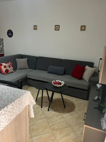Vlore, jepet me qira apartament 2+1 ne Vlore