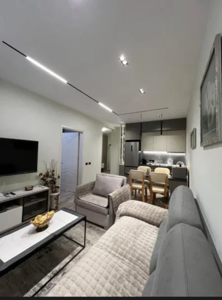 Tirane, jepet me qera apartament 1+1+Ballkon Kati 11, 69 m² 900 € (Qender)