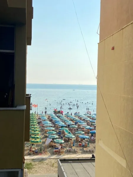 Durres, jepet me qera apartament ne plazh 1+1+Ballkon , (plazh)