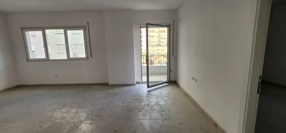 Tirane, jepet me qera zyre Kati 2, 600 € (prane Pazarit te Ri)