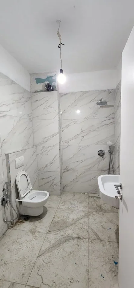 Tirane, jepet me qera zyre Kati 2, 600 € (prane Pazarit te Ri)