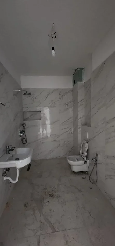 Tirane, jepet me qera zyre Kati 2, 600 € (prane Pazarit te Ri)