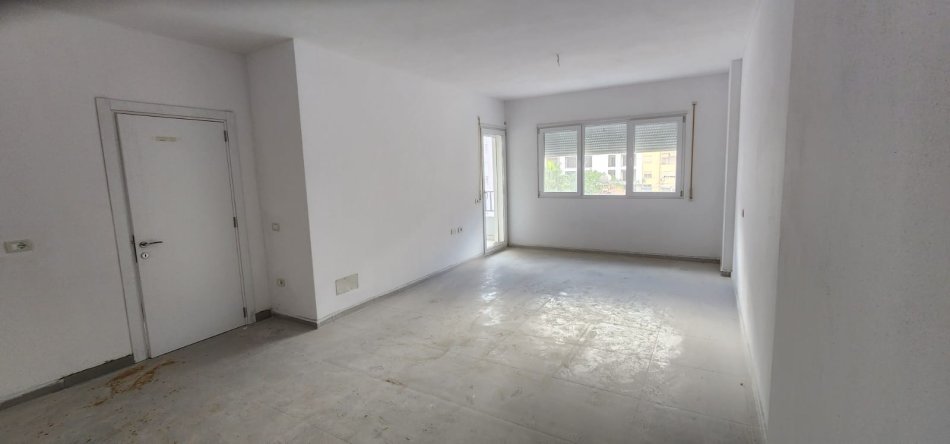 Tirane, jepet me qera zyre Kati 2, 600 € (prane Pazarit te Ri)