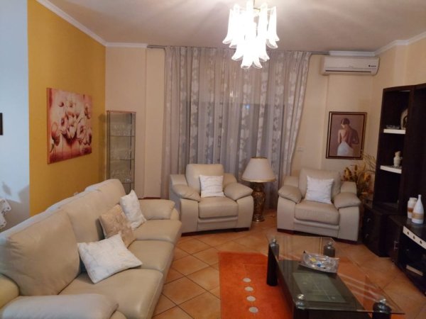 Durres, jepet me qera apartament 2+1+Aneks+Ballkon Kati 4, 140 m² 600 € 