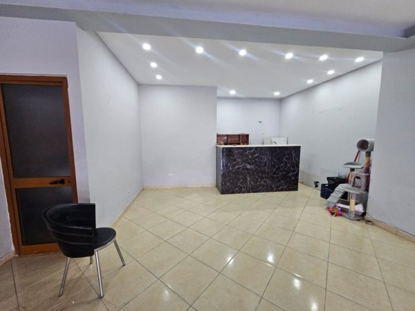 Durres, jepet me qera ambjent biznesi Kati 0, 85 m² 300 € 