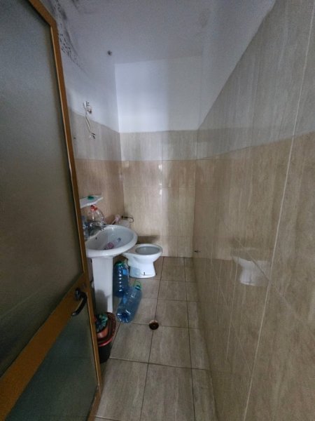 Durres, jepet me qera ambjent biznesi Kati 0, 85 m² 300 € 