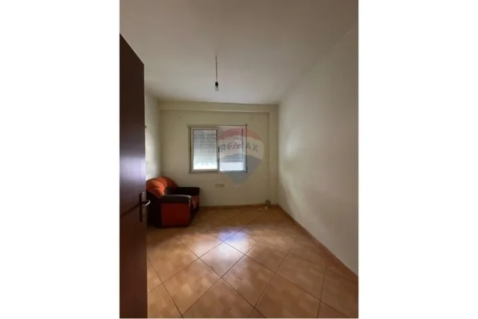 Tirane, jepet me qera apartament 2+1+Ballkon Kati 4, 104 m² 350 € (Rruga Sotir Caci, Tiranë)