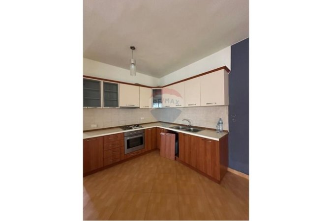 Tirane, jepet me qera apartament 2+1+Ballkon Kati 4, 104 m² 350 € (Rruga Sotir Caci, Tiranë)