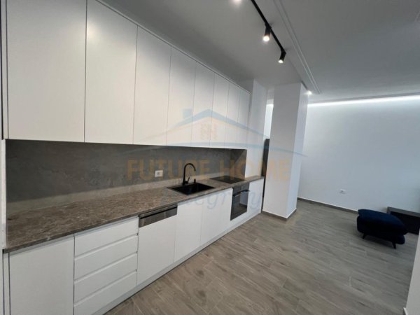 Tirane, jepet me qera apartament 2+1+Ballkon Kati 3, 81 m² 750 € (pazari i ri)