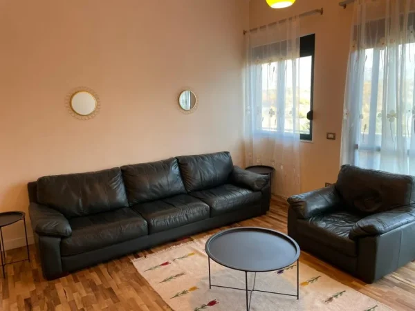 Jepet me qera Apartament 1+1 Rruga Liqeni i Thatë