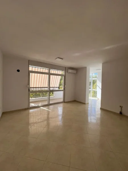 Tirane, jepet me qera zyre , 138 m² 1.200 € (Ish Ekspozita)