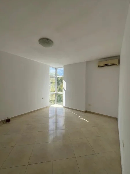 Tirane, jepet me qera zyre , 138 m² 1.200 € (Ish Ekspozita)