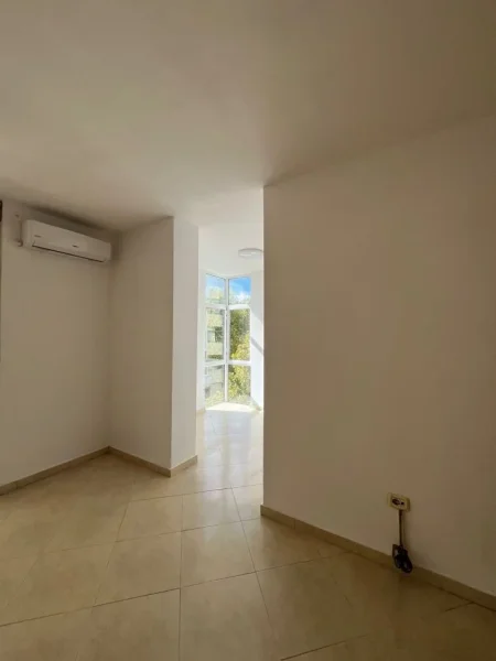 Tirane, jepet me qera zyre , 138 m² 1.200 € (Ish Ekspozita)