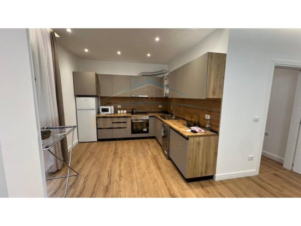 Tirane, jepet me qera apartament 2+1+Ballkon Kati 7, 90 m² 700 € (5 MAJI)