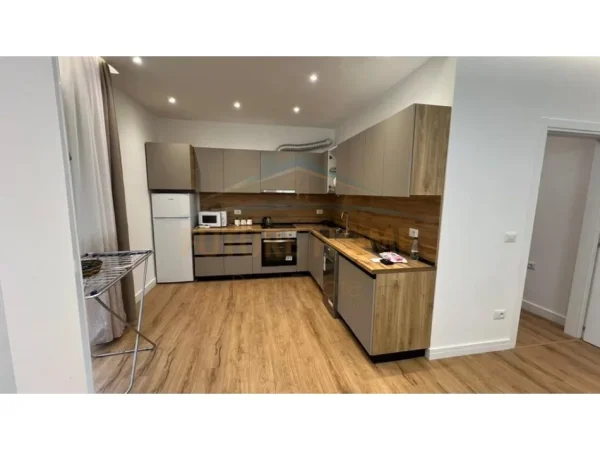 Tirane, jepet me qera apartament 2+1+Ballkon Kati 7, 90 m² 700 € (5 MAJI)