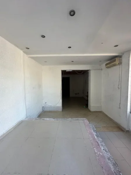 Tirane, jepet me qera ambjent biznesi Kati 0, 43 m² 300 € 