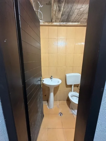 Tirane, jepet me qera ambjent biznesi Kati 0, 43 m² 300 € 