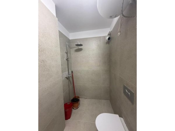 Tirane, jepet me qera apartament 1+1+Ballkon Kati 2, 75 m² 600 € (Prane Karburant Kastratit,Xhamllik)