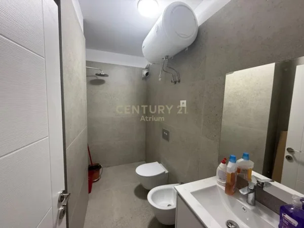 Tirane, jepet me qera apartament 1+1+Ballkon Kati 2, 75 m² 600 € (Prane Karburant Kastratit,Xhamllik)