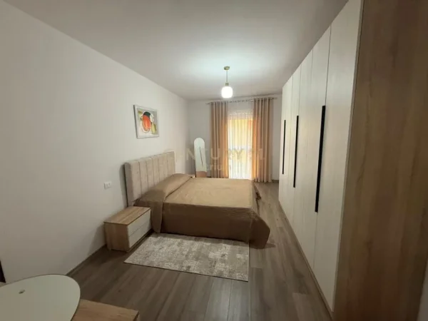 Tirane, jepet me qera apartament 1+1+Ballkon Kati 2, 75 m² 600 € (Prane Karburant Kastratit,Xhamllik)