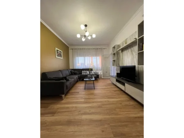 Tirane, Jepet me qira apartament 2+1+Ballkon Kati 8, 98 m² (Pazari i Ri)