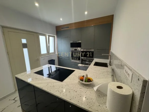 Tirane, jepet me qera apartament 2+1 Kati 1, 180 m² 600 € (Rruga 5 Maji)