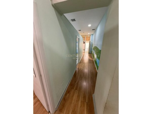 Tirane, jepet me qera ambjent biznesi Kati 0, 164 m² 1.500 € (Oxhaku)