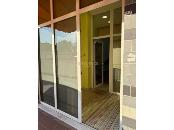 Tirane, jepet me qera ambjent biznesi Kati 0, 164 m² 1.500 € (Oxhaku)