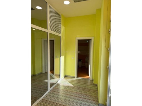 Tirane, jepet me qera ambjent biznesi Kati 0, 164 m² 1.500 € (Oxhaku)