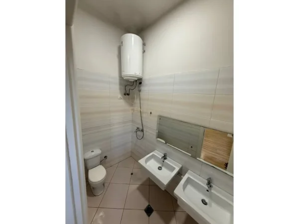 Tirane, jepet me qera ambjent biznesi Kati 0, 164 m² 1.500 € (Oxhaku)