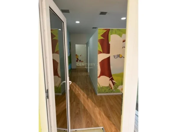 Tirane, jepet me qera ambjent biznesi Kati 0, 164 m² 1.500 € (Oxhaku)