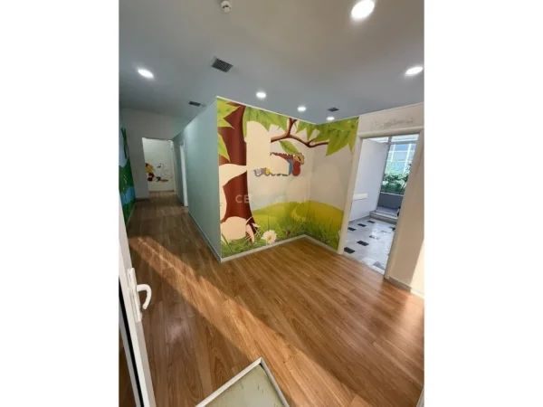 Tirane, jepet me qera ambjent biznesi Kati 0, 164 m² 1.500 € (Oxhaku)