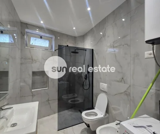 Shkoder, jepet me qera apartament 2+1+Ballkon Kati 0, 82 m² (GJUHADOL)