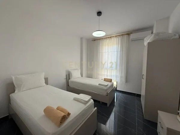 Tirane, jepet me qera apartament 2+1+Ballkon Kati 1, 95 m² 600 € (Ish-Venue)