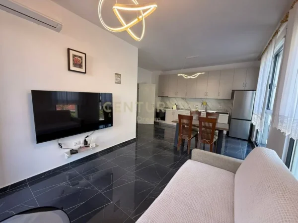 Tirane, jepet me qera apartament 2+1+Ballkon Kati 1, 95 m² 600 € (Ish-Venue)