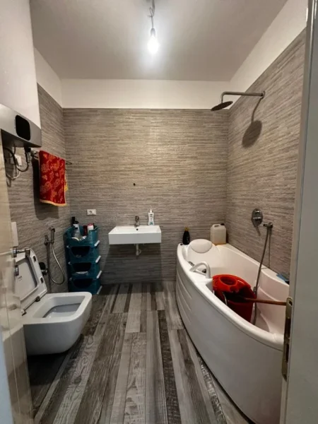 Tirane, shitet apartament 2+1+Ballkon Kati 5, 123 m² 140.000 € (rruga 3 deshmoret)