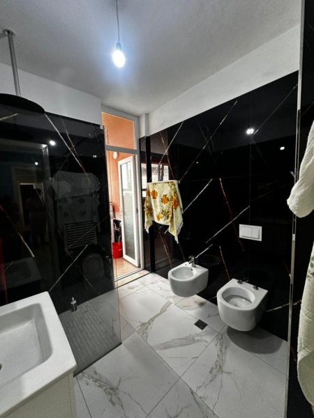 Tirane, shitet apartament 2+1+Ballkon Kati 5, 123 m² 140.000 € (rruga 3 deshmoret)