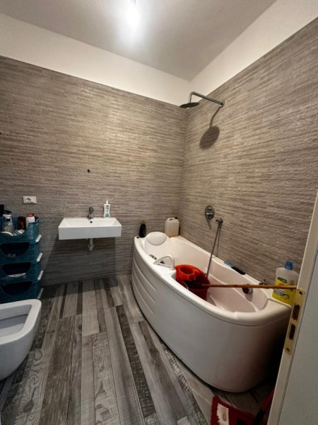 Tirane, shitet apartament 2+1+Ballkon Kati 5, 123 m² 140.000 € (rruga 3 deshmoret)