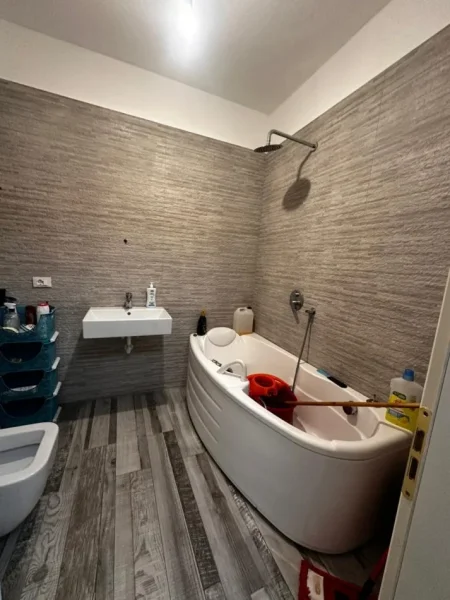 Tirane, shitet apartament 2+1+Ballkon Kati 5, 123 m² 140.000 € (rruga 3 deshmoret)