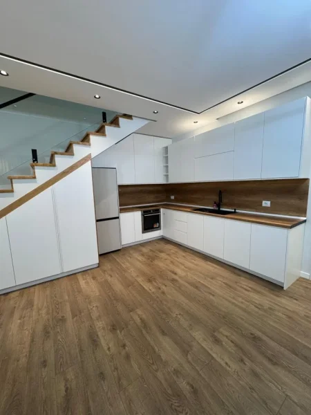 Tirane, jepet me qera apartament 2 Katshe Kati 2, 120 m² 900 € (rruga dalip topi)