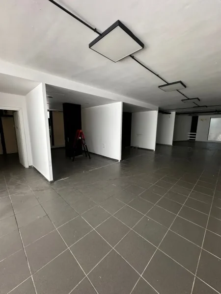 Tirane, jepet me qera ambjent biznesi Kati -1, 700 m² (stadiumi dinamo)