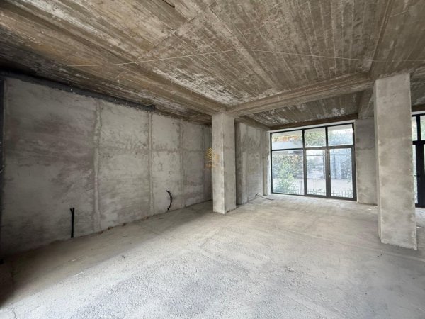 Tirane, jepet me qera ambjent biznesi Kati 1, 80 m² 500 € (Rruga Aleksander Moisiu)