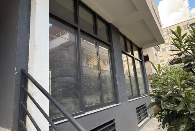 Tirane, jepet me qera ambjent biznesi Kati 1, 80 m² 500 € (Rruga Aleksander Moisiu)