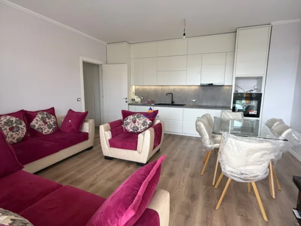 Tirane, jepet me qera apartament 2+1+Ballkon Kati 4, 90 m² 570 €