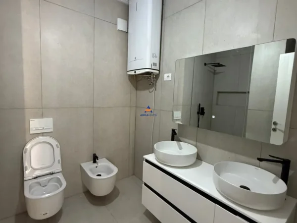 Tirane, jepet me qera apartament 2+1+Ballkon Kati 4, 90 m² 570 €