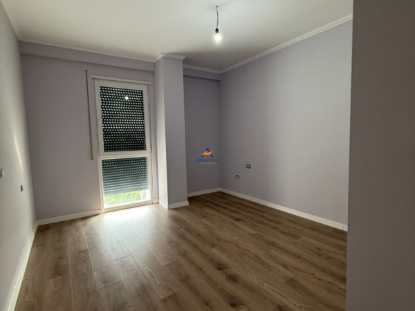 Tirane, jepet me qera apartament 2+1+Ballkon Kati 4, 90 m² 570 €