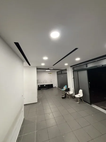 Tirane, jepet me qera ambjent biznesi Kati 1, 700 m² 5.000 € 