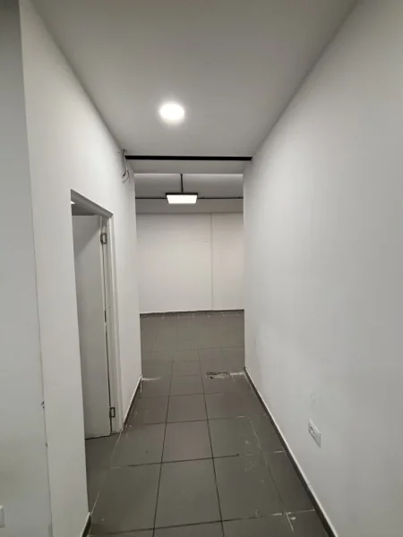 Tirane, jepet me qera ambjent biznesi Kati 1, 700 m² 5.000 € 